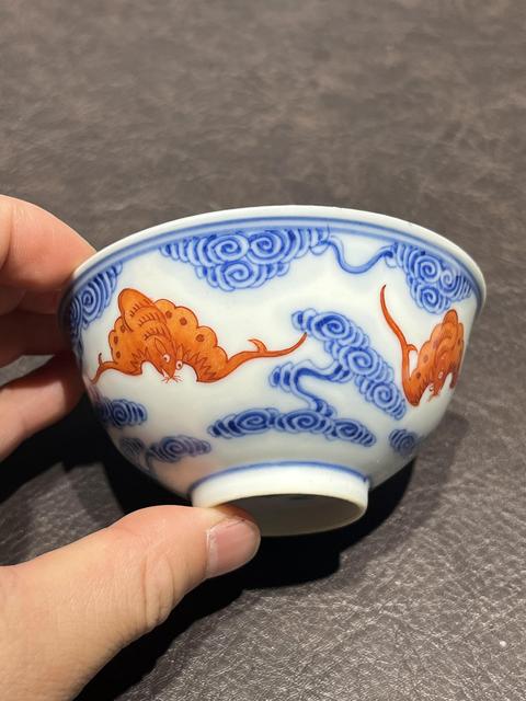 古玩陶瓷青花礬紅云蝠紋茶碗真品鑒賞圖