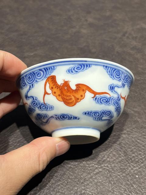 古玩陶瓷青花礬紅云蝠紋茶碗真品鑒賞圖