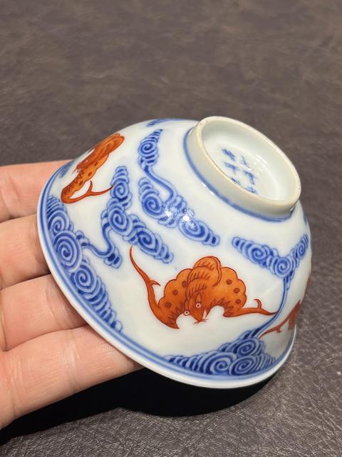 古玩陶瓷青花礬紅云蝠紋茶碗真品鑒賞圖