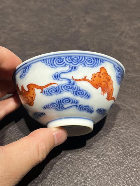 古玩陶瓷青花礬紅云蝠紋茶碗真品鑒賞圖