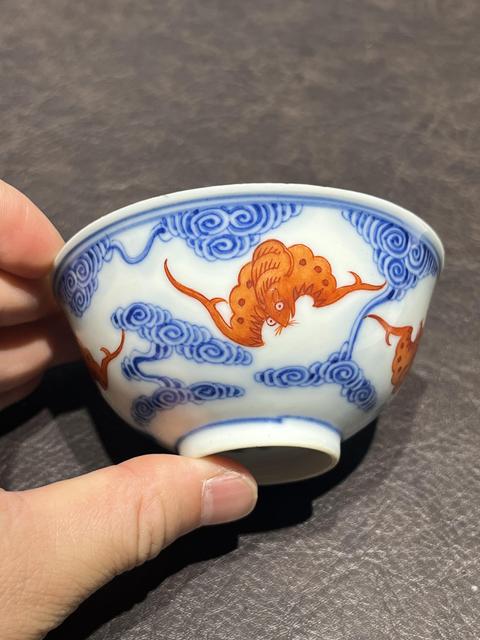古玩陶瓷青花礬紅云蝠紋茶碗真品鑒賞圖