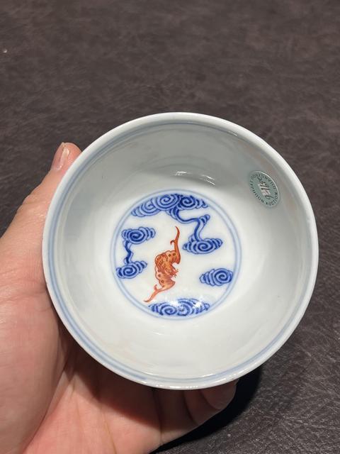 古玩陶瓷青花礬紅云蝠紋茶碗真品鑒賞圖