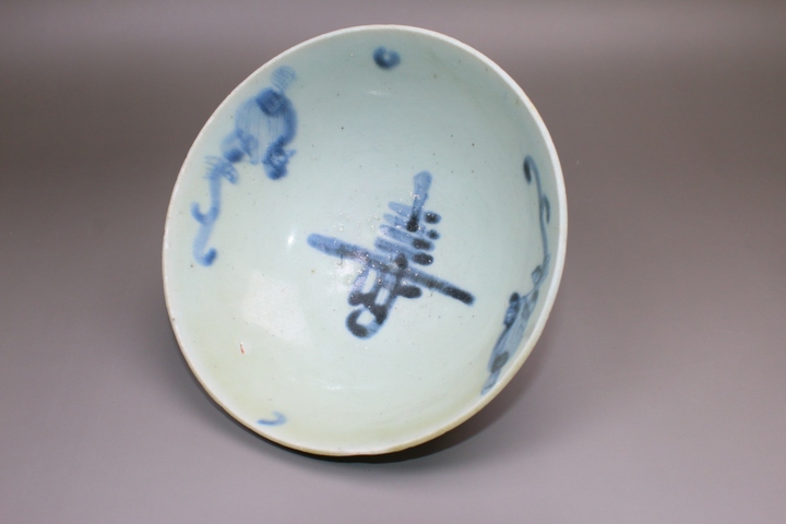 古玩陶瓷明中晚期·青花松鼠葡萄壽字紋碗真品鑒賞圖