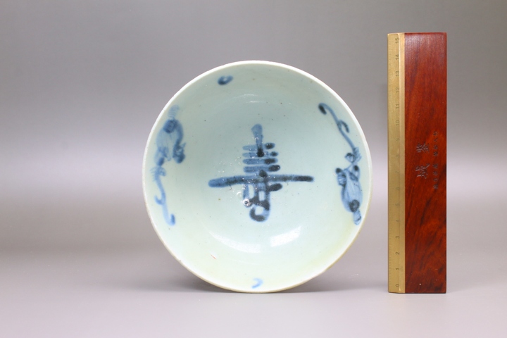 古玩陶瓷明中晚期·青花松鼠葡萄壽字紋碗真品鑒賞圖