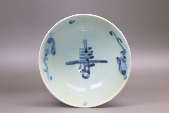 古玩陶瓷明中晚期·青花松鼠葡萄壽字紋碗真品鑒賞圖