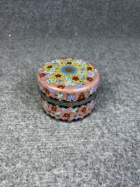 古玩雜項銅胎掐絲琺瑯花卉紋蓋盒真品鑒賞圖