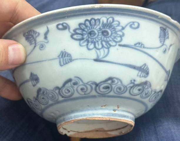 古玩陶瓷花卉紋青花碗真品鑒賞圖
