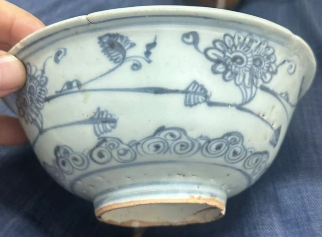 古玩陶瓷花卉紋青花碗真品鑒賞圖