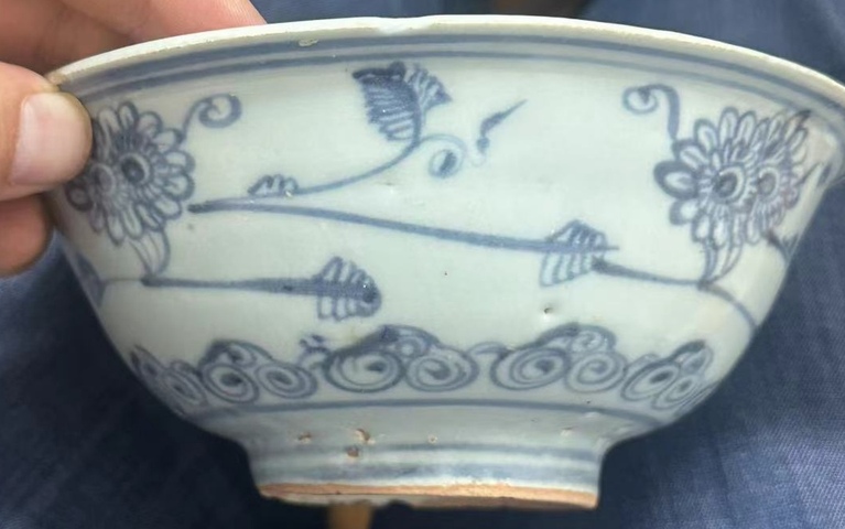 古玩陶瓷花卉紋青花碗真品鑒賞圖