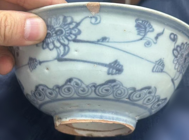 古玩陶瓷花卉紋青花碗真品鑒賞圖