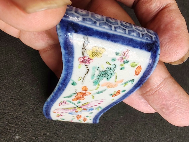 古玩陶瓷青花加彩蝶戀花紋墨床真品鑒賞圖