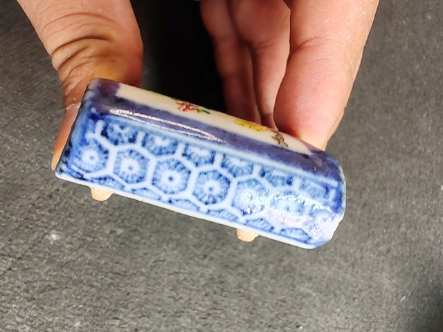 古玩陶瓷青花加彩蝶戀花紋墨床真品鑒賞圖