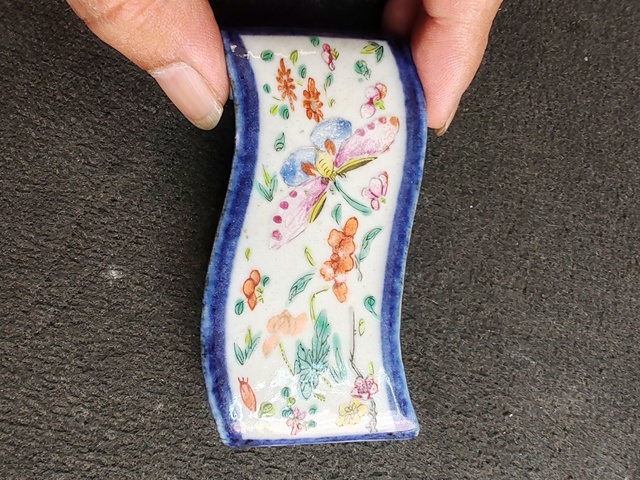 古玩陶瓷青花加彩蝶戀花紋墨床真品鑒賞圖