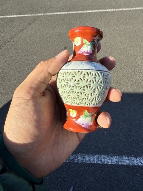 古玩陶瓷粉彩鏤空松鶴圖撇口瓶真品鑒賞圖