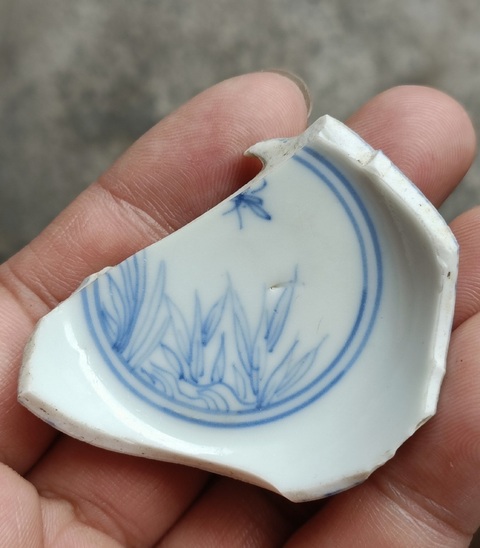 古玩陶瓷花卉紋青花杯標(biāo)本真品鑒賞圖
