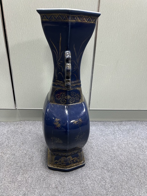 古玩陶瓷祭藍釉描金瓶真品鑒賞圖