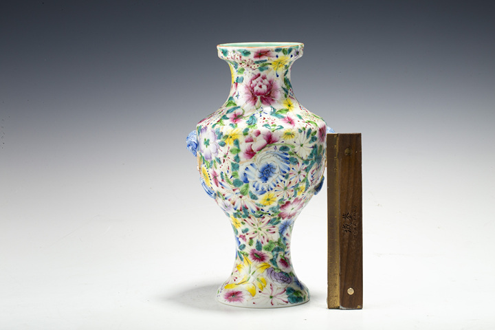古玩陶瓷民國·粉彩百花不落地紋獸耳盤口瓶真品鑒賞圖