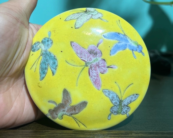 古玩陶瓷蝶紋粉彩水呈真品鑒賞圖