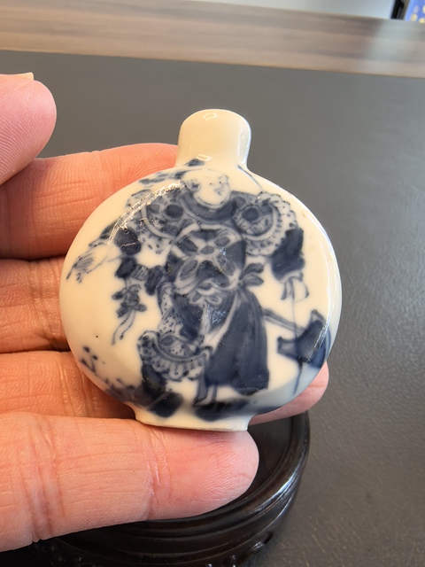 古玩陶瓷青花無雙譜人物鼻煙壺真品鑒賞圖
