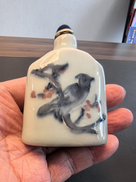 古玩陶瓷青花釉里紅花鳥紋鼻煙壺真品鑒賞圖