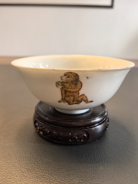 古玩陶瓷礬紅彩輩輩侯紋茶碗真品鑒賞圖