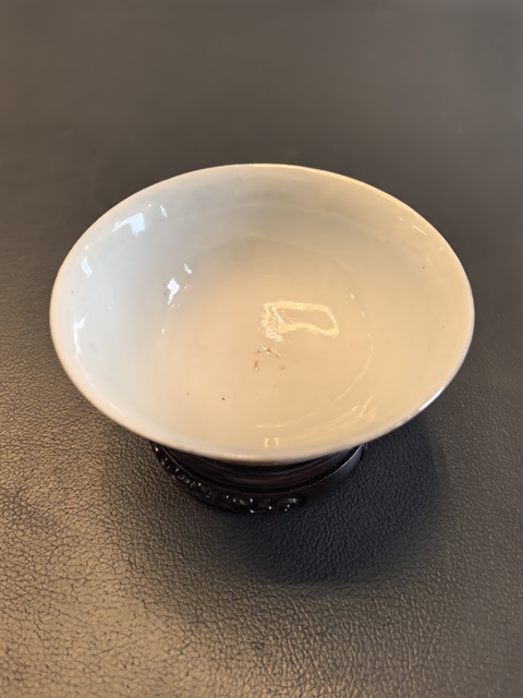 古玩陶瓷礬紅彩輩輩侯紋茶碗真品鑒賞圖