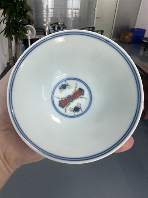 古玩陶瓷青花加彩忍冬紋碗真品鑒賞圖