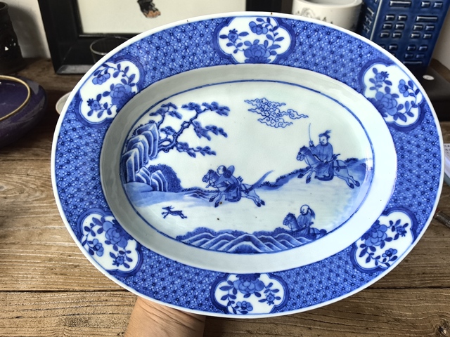 古玩陶瓷青花狩獵圖折沿盤真品鑒賞圖
