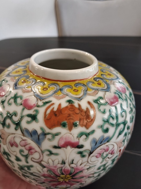 古玩陶瓷粉彩寶相花紋壽字罐真品鑒賞圖