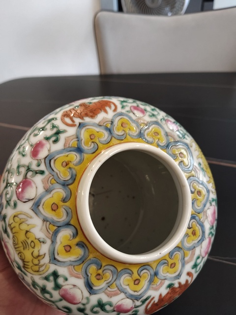 古玩陶瓷粉彩寶相花紋壽字罐真品鑒賞圖