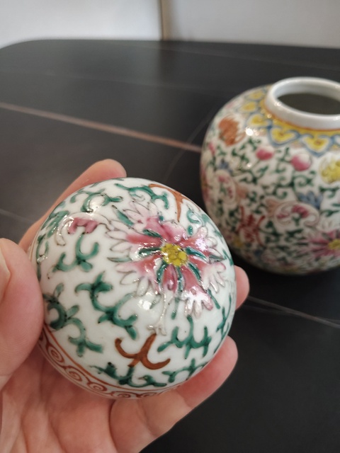 古玩陶瓷粉彩寶相花紋壽字罐真品鑒賞圖