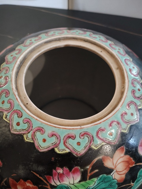 古玩陶瓷墨地粉彩滿池矯紋西瓜罐真品鑒賞圖