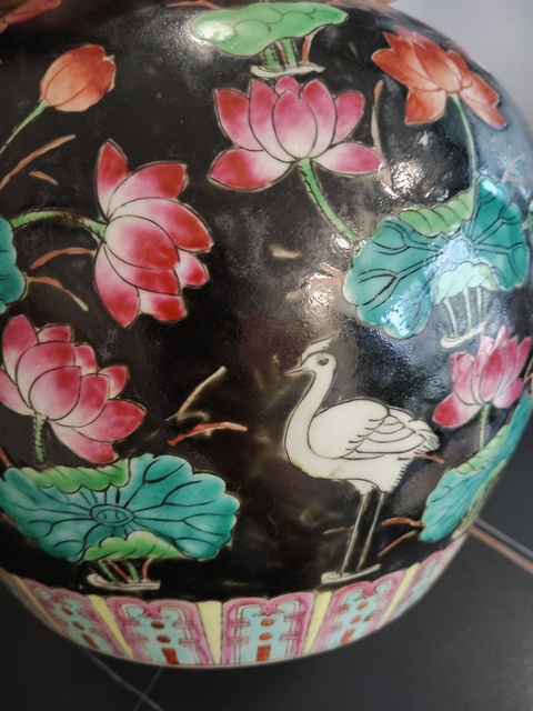 古玩陶瓷墨地粉彩滿池矯紋西瓜罐真品鑒賞圖