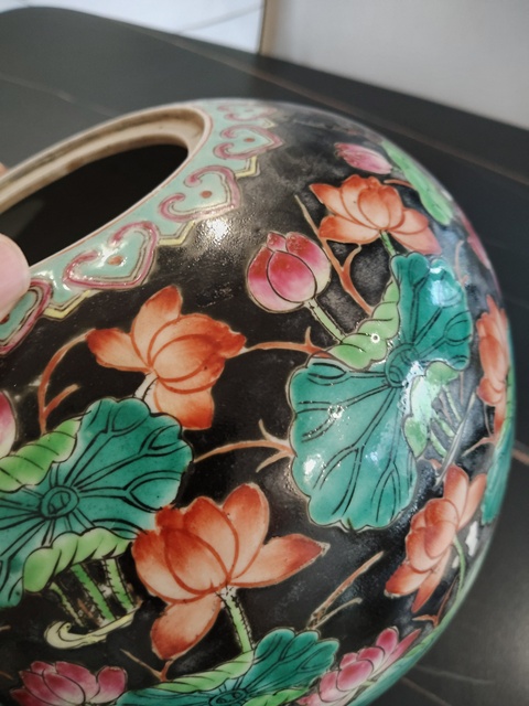 古玩陶瓷墨地粉彩滿池矯紋西瓜罐真品鑒賞圖
