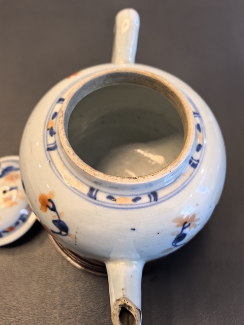 古玩陶瓷青花礬紅洞石花卉紋茶壺真品鑒賞圖