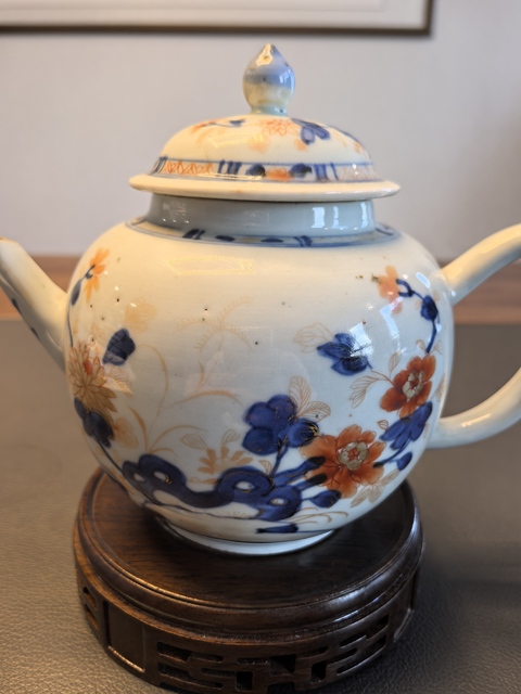 古玩陶瓷青花礬紅洞石花卉紋茶壺真品鑒賞圖
