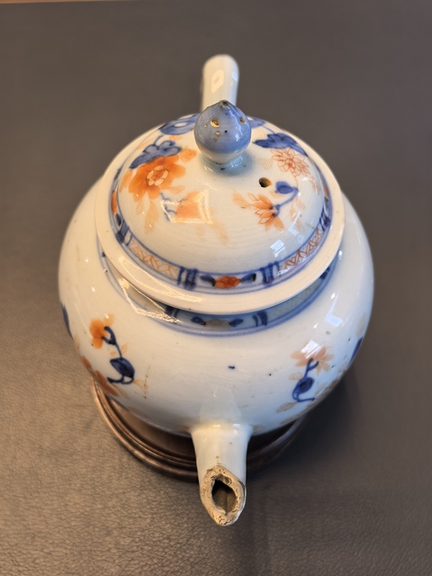 古玩陶瓷青花礬紅洞石花卉紋茶壺真品鑒賞圖