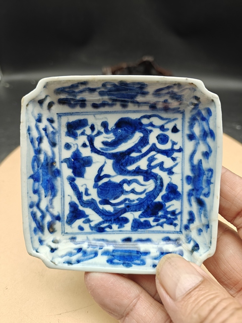 古玩陶瓷四方倭角龍紋青花盤真品鑒賞圖
