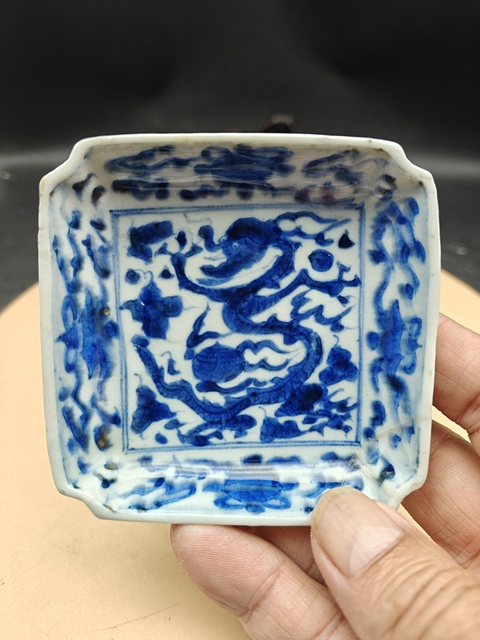 古玩陶瓷四方倭角龍紋青花盤真品鑒賞圖