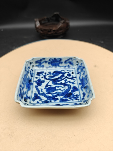 古玩陶瓷四方倭角龍紋青花盤真品鑒賞圖