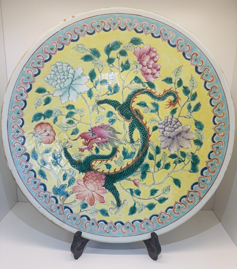 古玩陶瓷清晚期 黃地粉彩穿花龍紋大盤真品鑒賞圖
