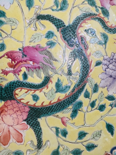 古玩陶瓷清晚期 黃地粉彩穿花龍紋大盤真品鑒賞圖