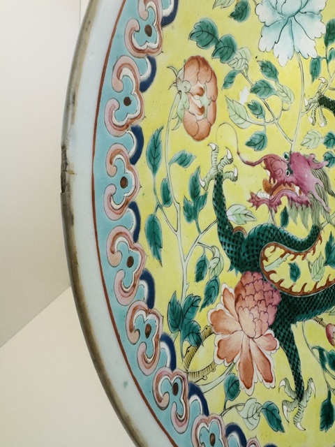 古玩陶瓷清晚期 黃地粉彩穿花龍紋大盤真品鑒賞圖