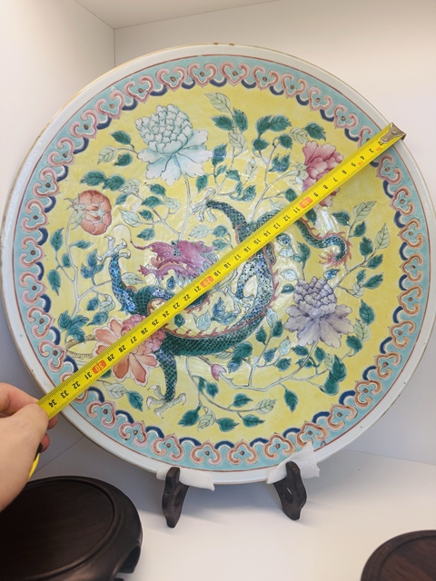 古玩陶瓷清晚期 黃地粉彩穿花龍紋大盤真品鑒賞圖