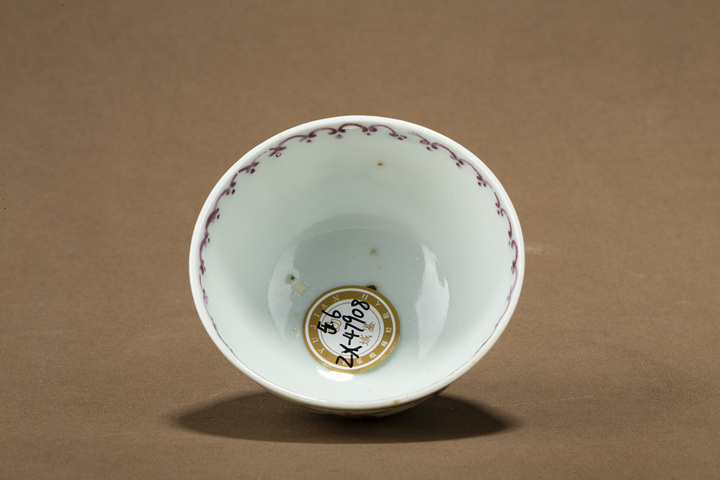 古玩陶瓷清乾隆·廣彩開窗仕女嬰戲紋杯真品鑒賞圖