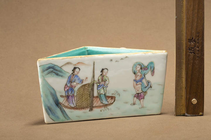 古玩陶瓷清同治·粉彩水漫金山人物圖三角貢碗真品鑒賞圖