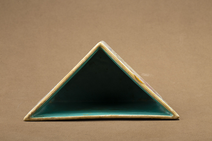 古玩陶瓷清同治·粉彩水漫金山人物圖三角貢碗真品鑒賞圖