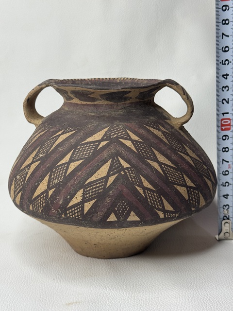古玩陶瓷馬家窯文化-馬廠類型菱形網(wǎng)格紋雙耳罐真品鑒賞圖