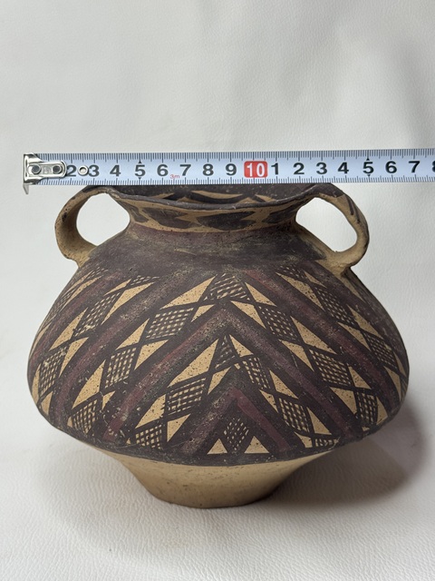 古玩陶瓷馬家窯文化-馬廠類型菱形網(wǎng)格紋雙耳罐真品鑒賞圖