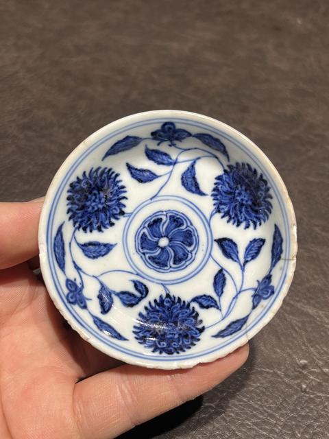 古玩陶瓷清乾隆 青花纏枝花卉紋小碟真品鑒賞圖